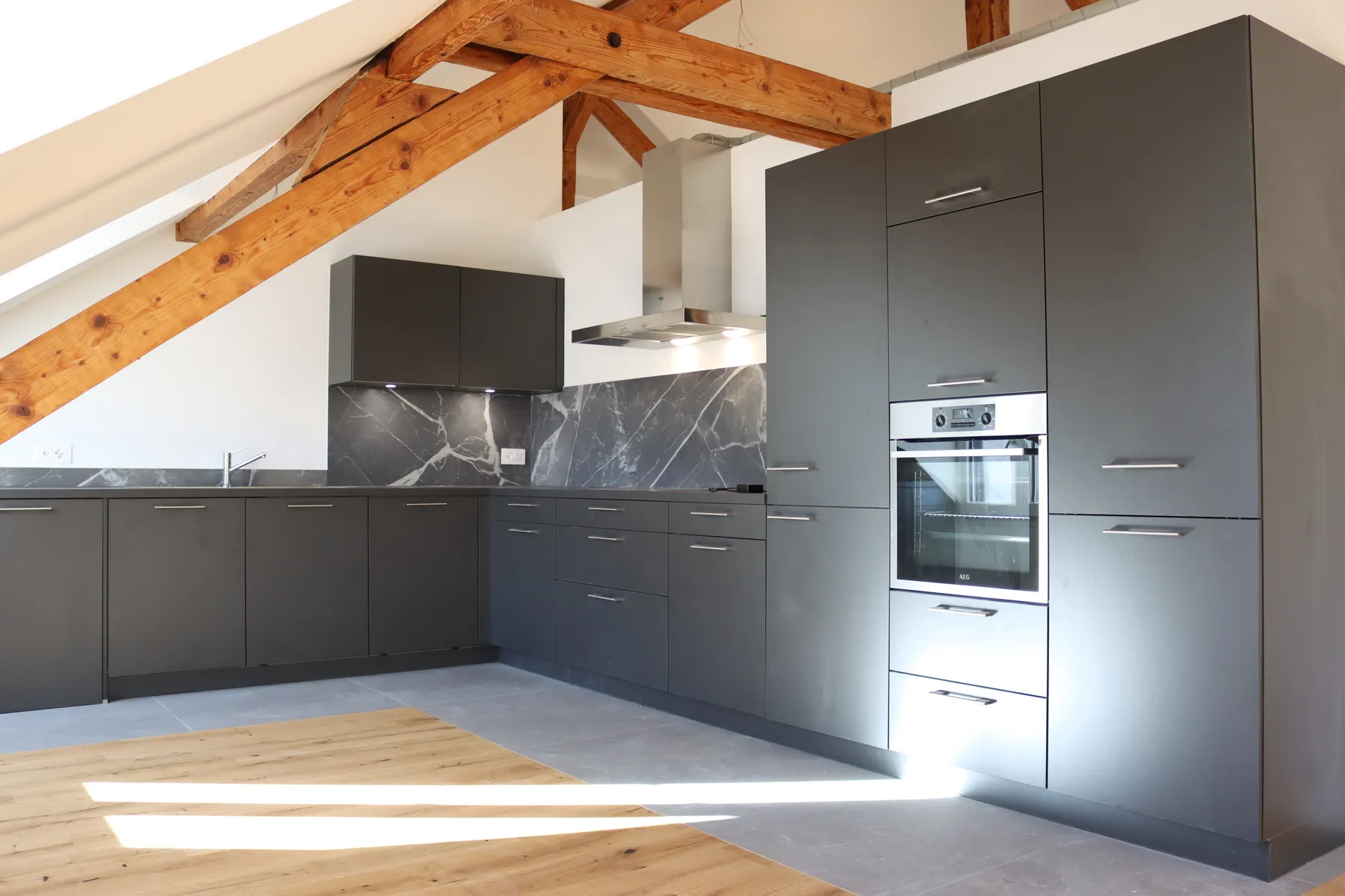 Appartement en attique avec cachet de 4,5 pièces (rénové fin 2021) — photo 1